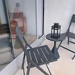 Flat With Garage And Balcony With View To A Garden * ヴィラ・ノヴァ・デ・ガイア