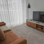Flat With Garage And Balcony With View To A Garden * ヴィラ・ノヴァ・デ・ガイア