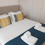 Flat With Garage And Balcony With View To A Garden アパート