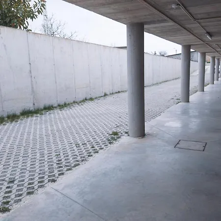 Flat With Garage And Balcony With View To A Garden Apartman