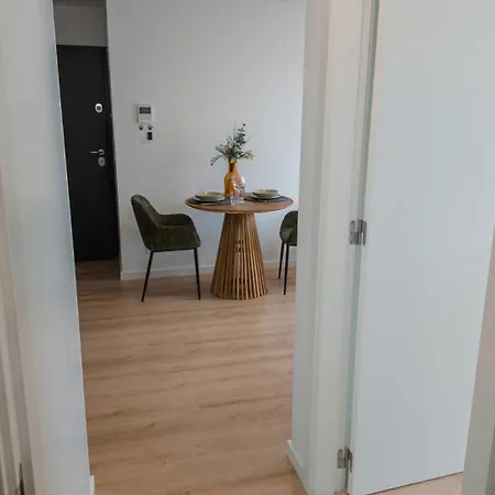 Flat With Garage And Balcony With View To A Garden Διαμέρισμα