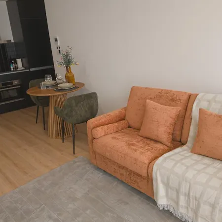 Apartman Flat With Garage And Balcony With View To A Garden