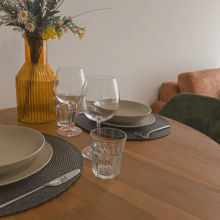 Flat With Garage And Balcony With View To A Garden Apartman