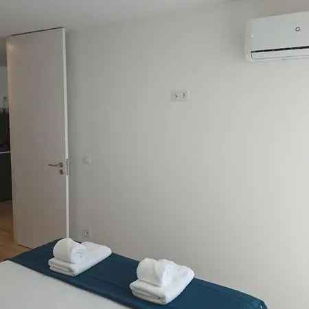 Flat With Garage And Balcony With View To A Garden アパート *