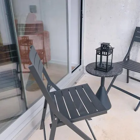 Flat With Garage And Balcony With View To A Garden アパート *
