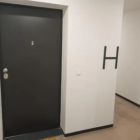 アパート Flat With Garage And Balcony With View To A Garden