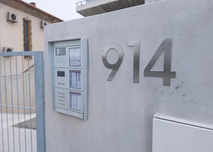 Flat With Garage And Balcony With View To A Garden Διαμέρισμα *