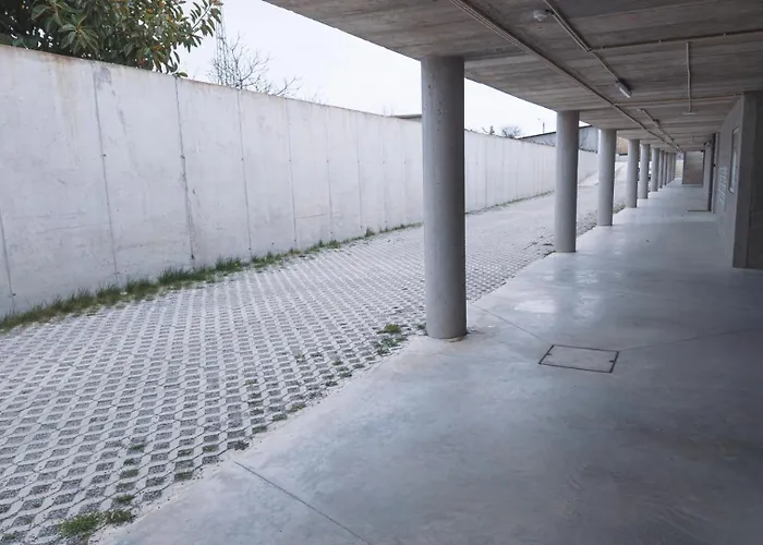 Flat With Garage And Balcony With View To A Garden Διαμέρισμα