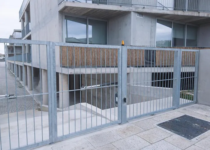 Flat With Garage And Balcony With View To A Garden Διαμέρισμα *