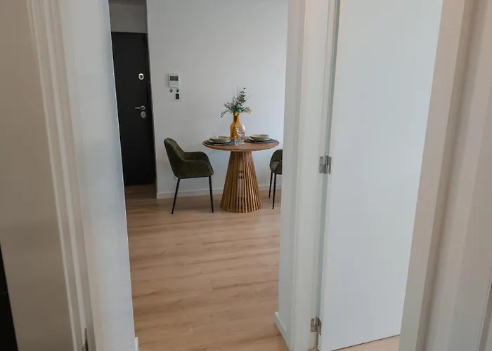 Flat With Garage And Balcony With View To A Garden Διαμέρισμα