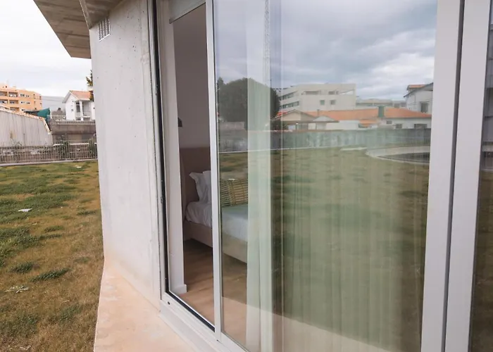 Flat With Garage And Balcony With View To A Garden Διαμέρισμα