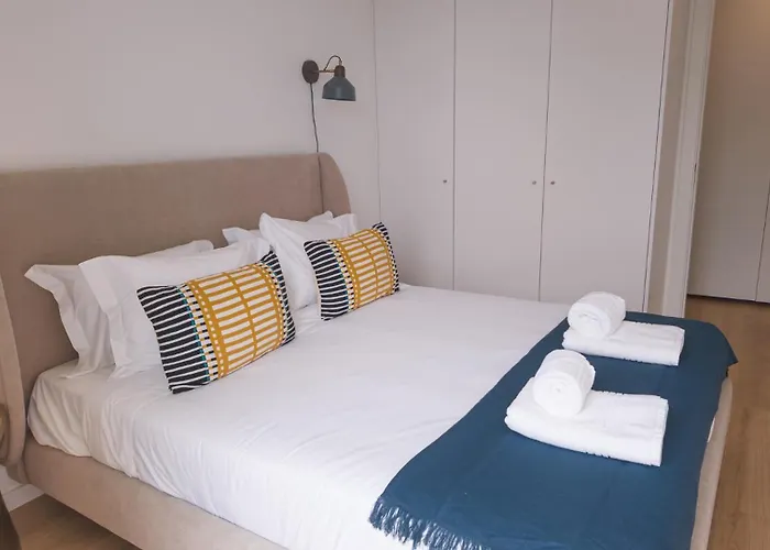 Flat With Garage And Balcony With View To A Garden Lejlighed *