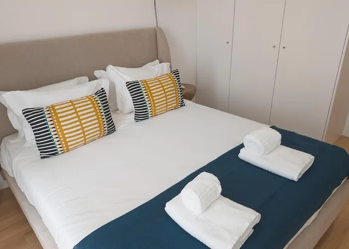 Flat With Garage And Balcony With View To A Garden Lejlighed